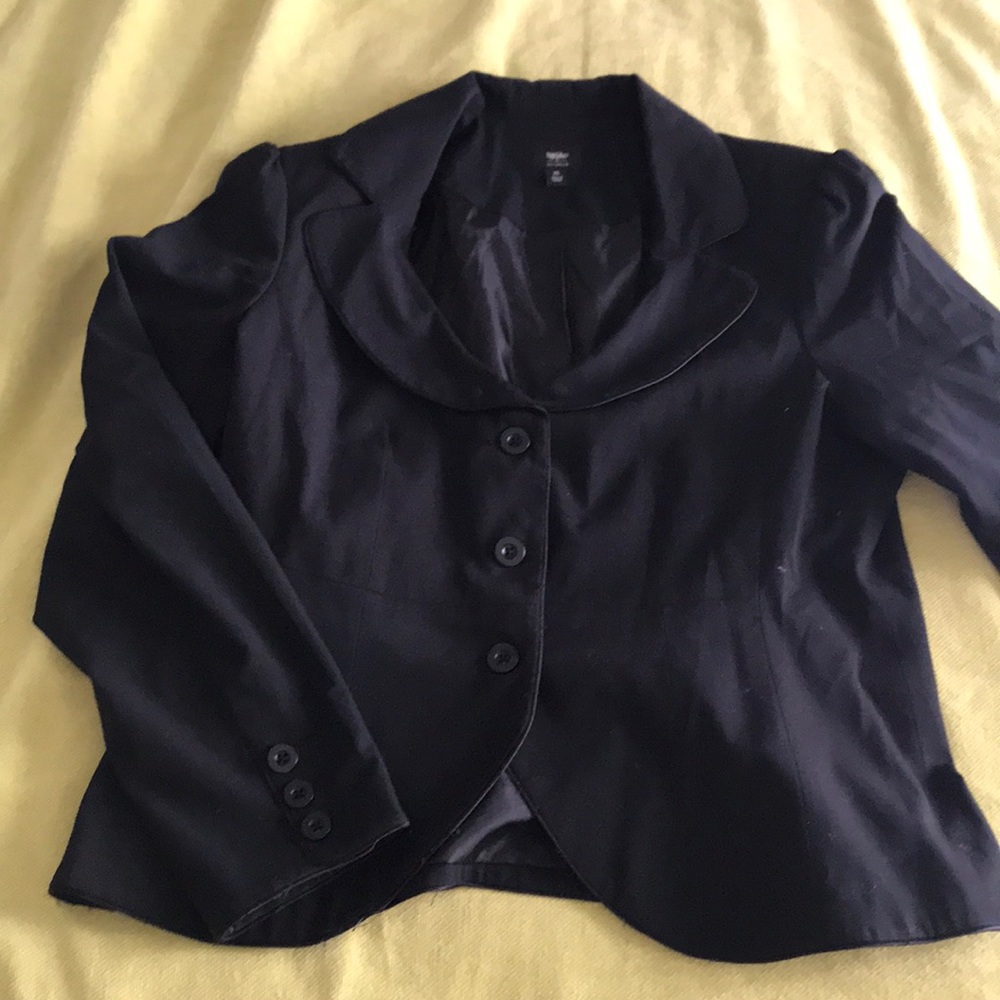 Black fitted blazer with piping